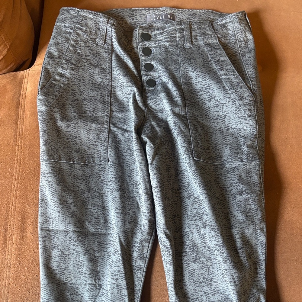 Level 99 Charcoal Snake Patterned Women’s Capris Size 28